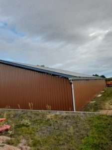 hangar agricole vu de profil avec centrale solaire sur la toiture
