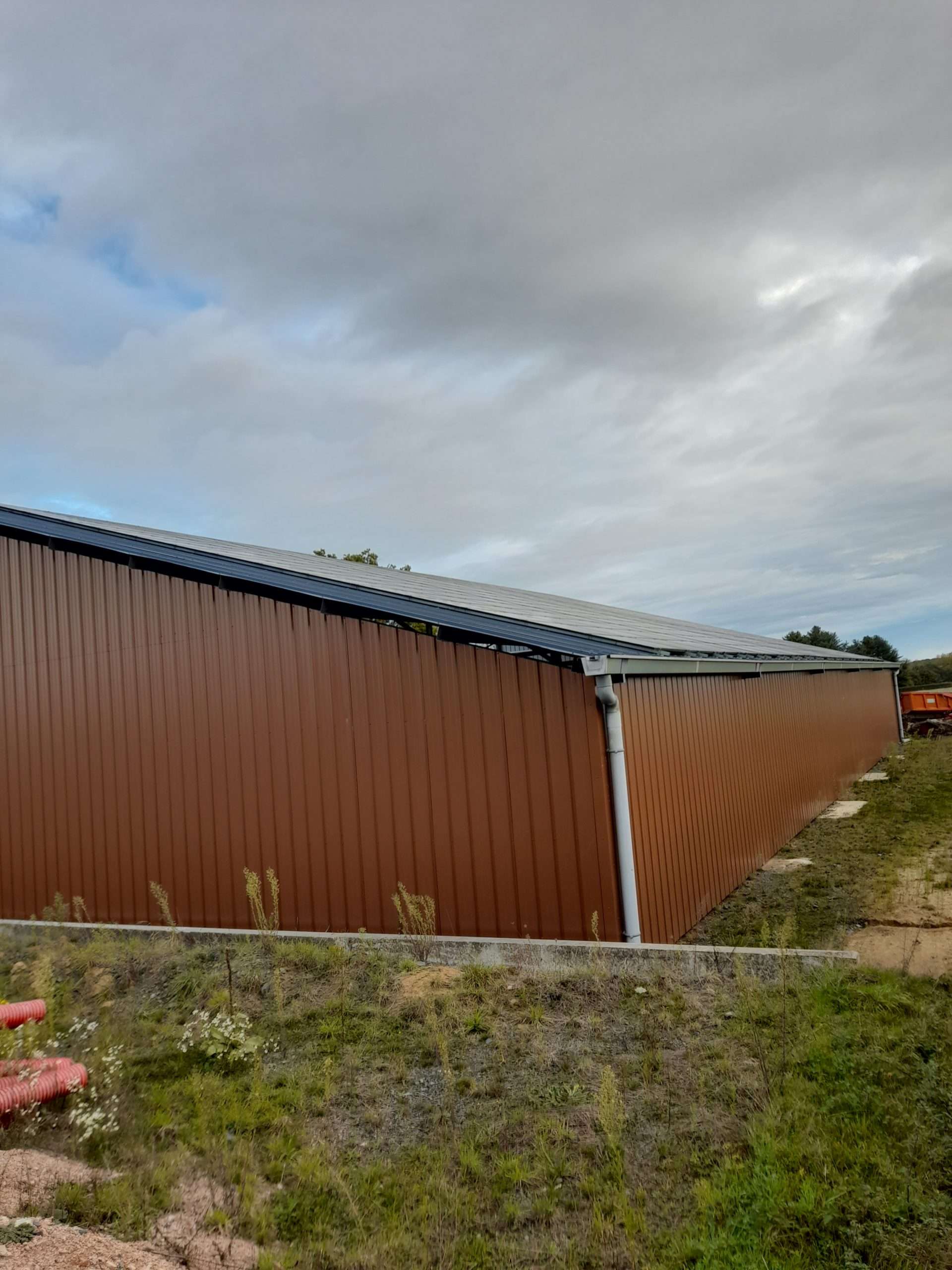 hangar agricole vu de profil avec centrale solaire sur la toiture