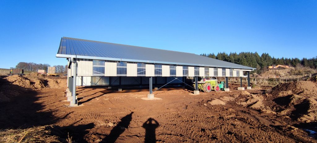 hangar agricole solaire en cours de construction