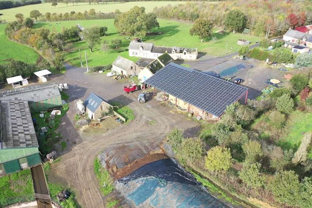 hangar agricole avec centrale solaire vu du ciel