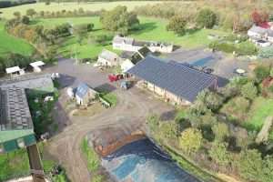hangar agricole avec centrale solaire vu du ciel