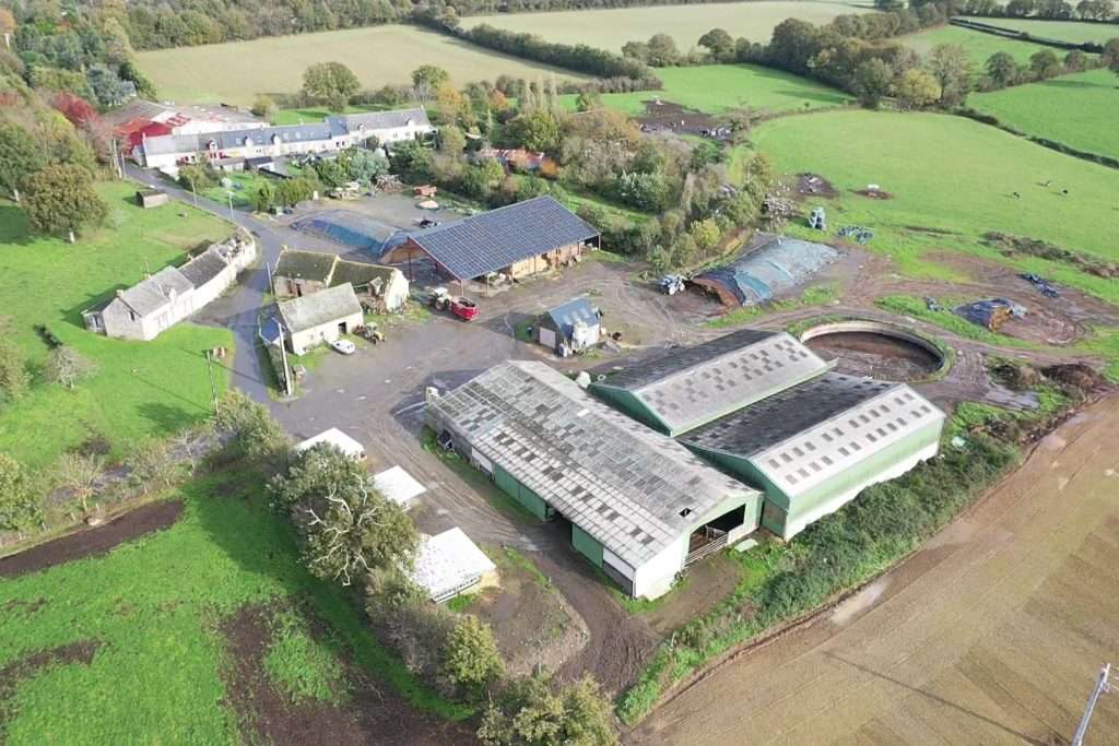 autre vue exploitation avec hangar agricole photovoltaïque