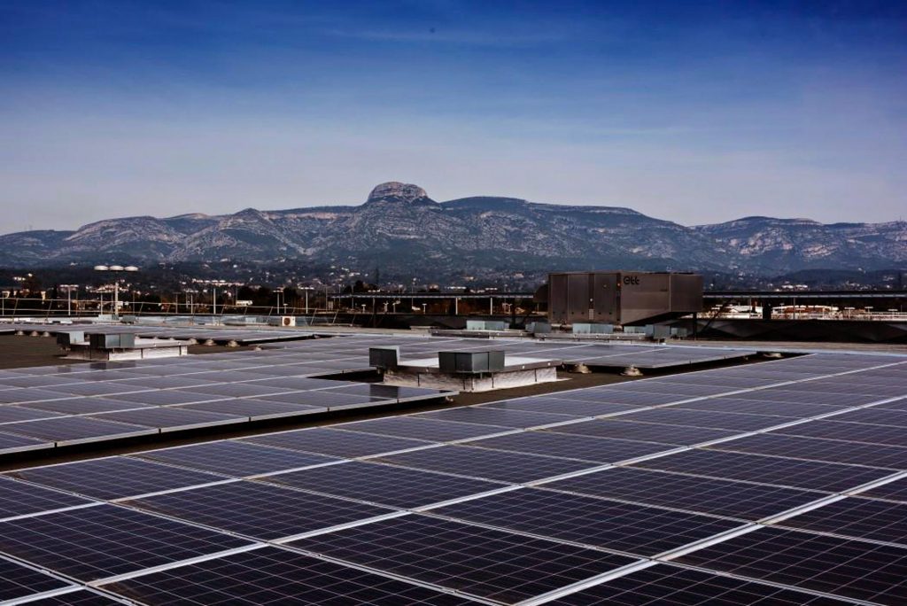 centrale photovoltaïque en toiture pour illustrer l'autoconsommation solaire
