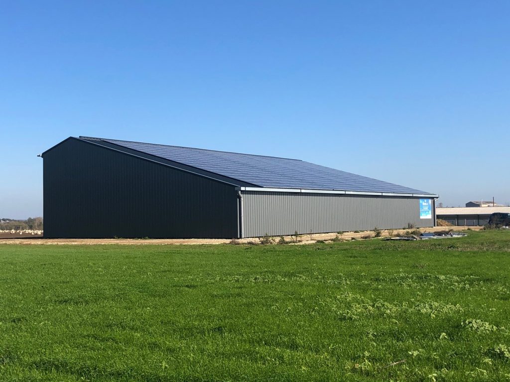 hangar agricole vu de dos