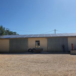 bâtiment avec toiture rénovée et centrale solaire