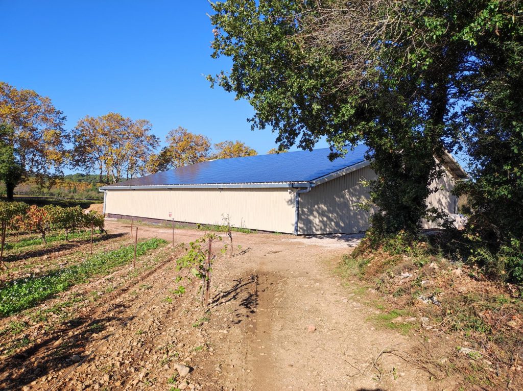 hangar agricole à usage de stockage avec panneaux solaires