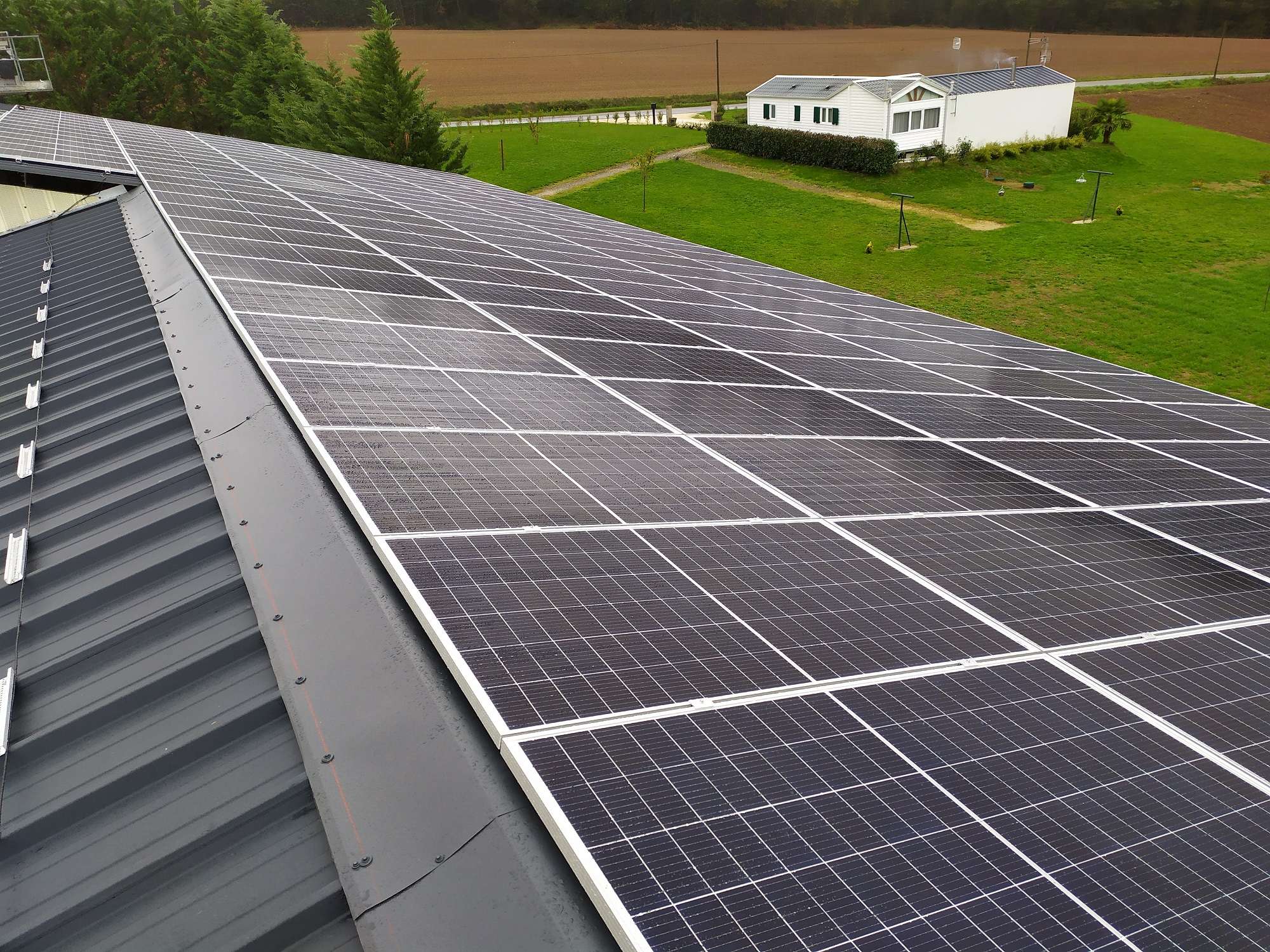 détail toiture panneaux solaires
