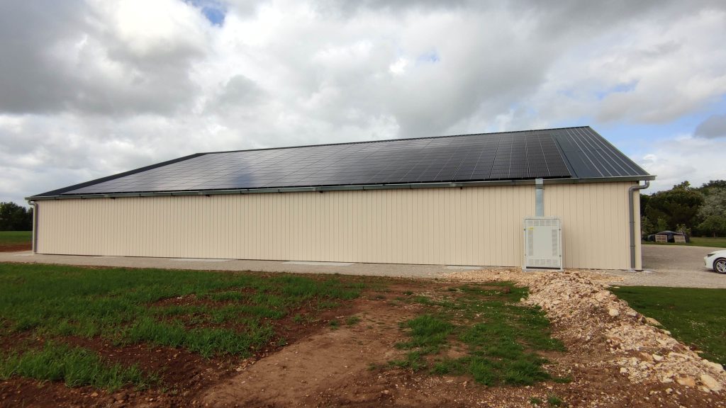 hangar agricole avec panneaux solaires vu de profil