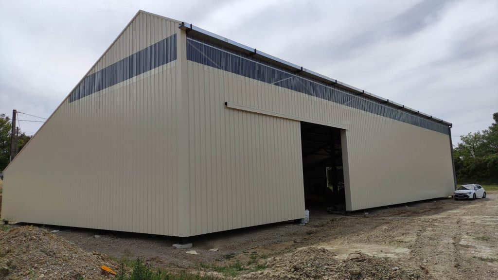 hangar agricole vu de trois quarts