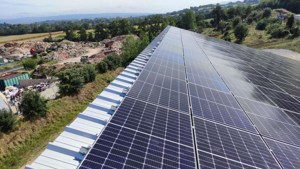 détail toiture hangar agricole et panneaux solaires