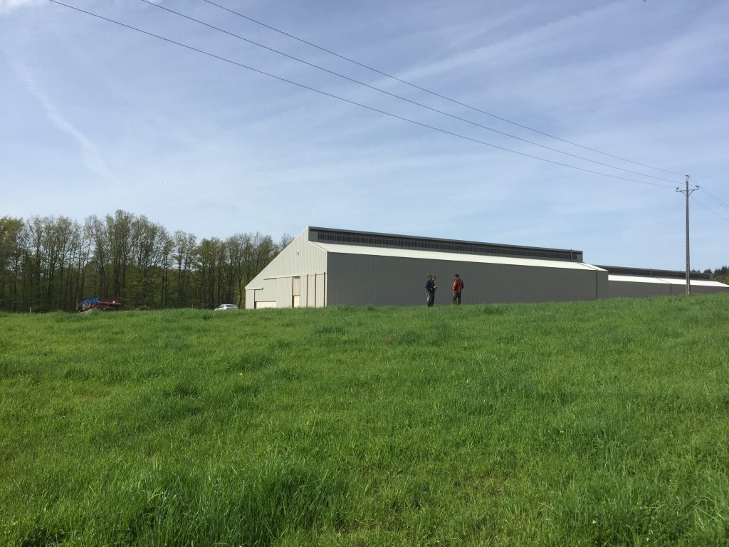 hangar agricole vu de dos