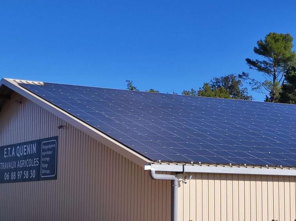 détail de la toiture solaire d'un hangar agricole