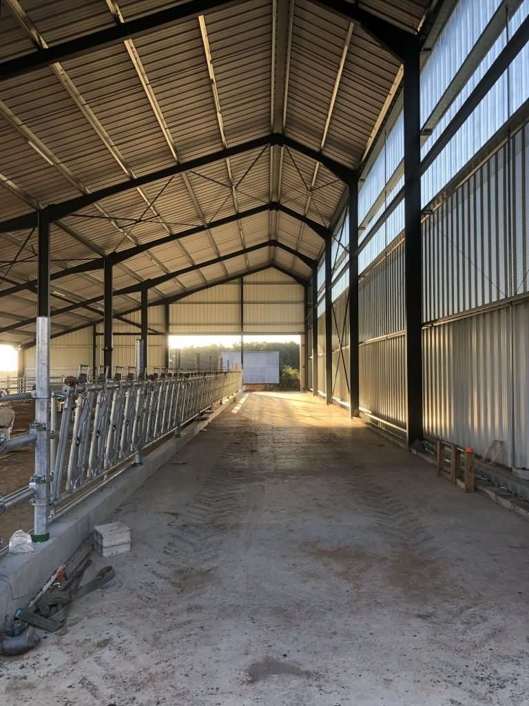 intérieur hangar à usage de stabulation