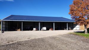 hangar agricole à usage de stockage vu de face avec centrale solaire en toiture