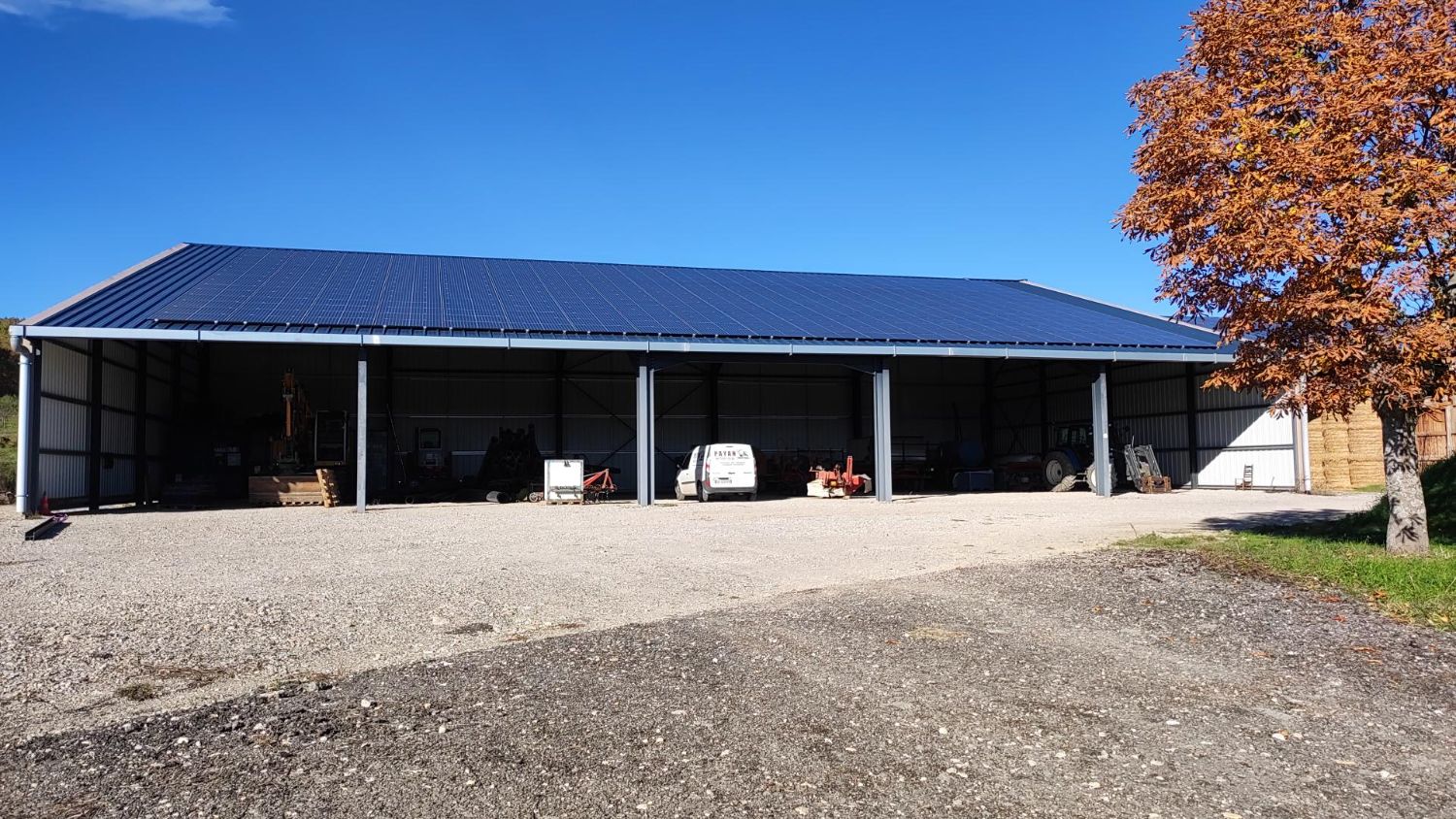 hangar agricole à usage de stockage vu de face avec centrale solaire en toiture