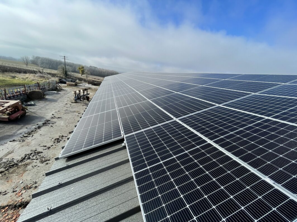 détail toiture et panneaux solaires