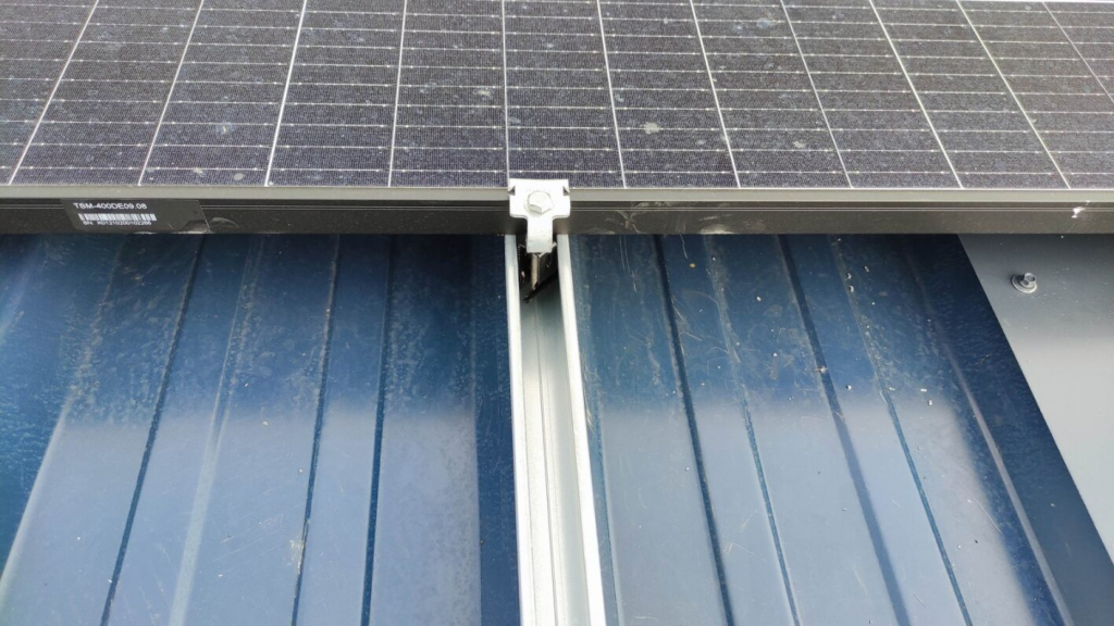 détail panneaux solaires et bac acier