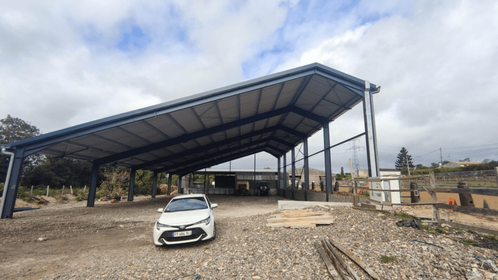 hangar agricole de stockage vu de profil