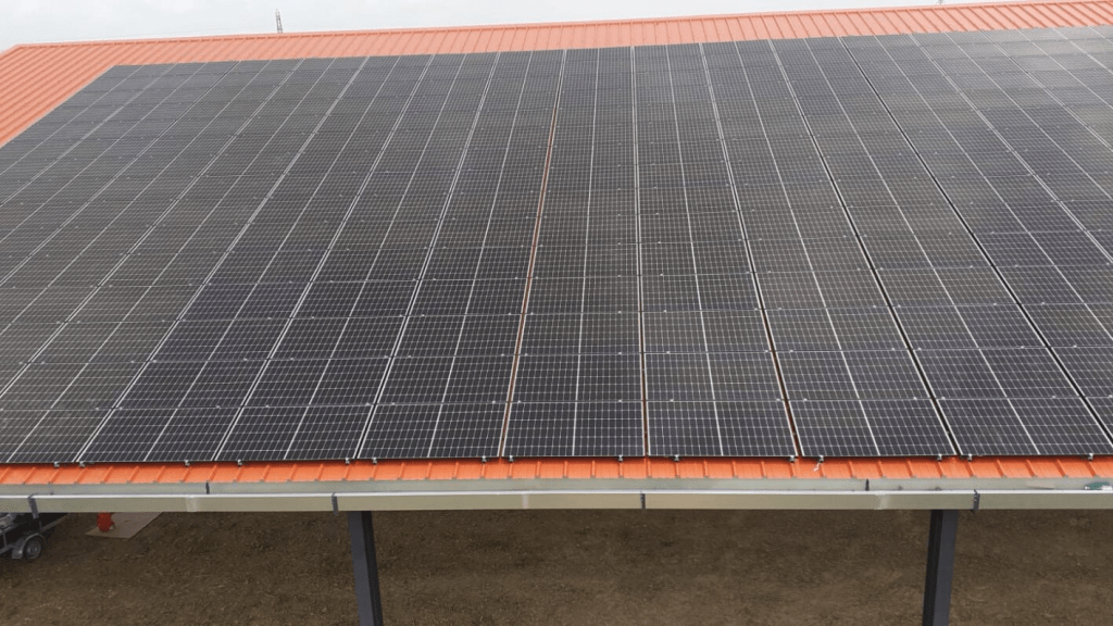 détail toiture et panneaux solaires