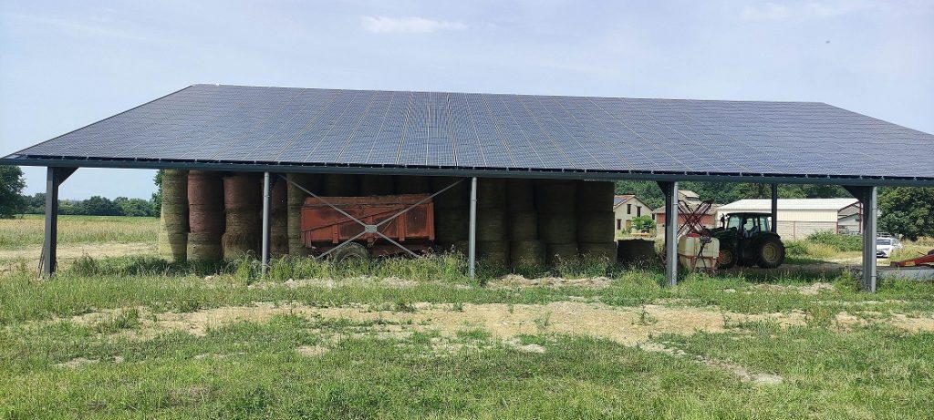 hangar agricole avec centrale solaire en toiture vu de face
