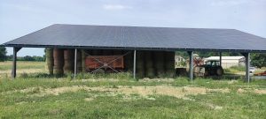 hangar agricole avec centrale solaire en toiture vu de face