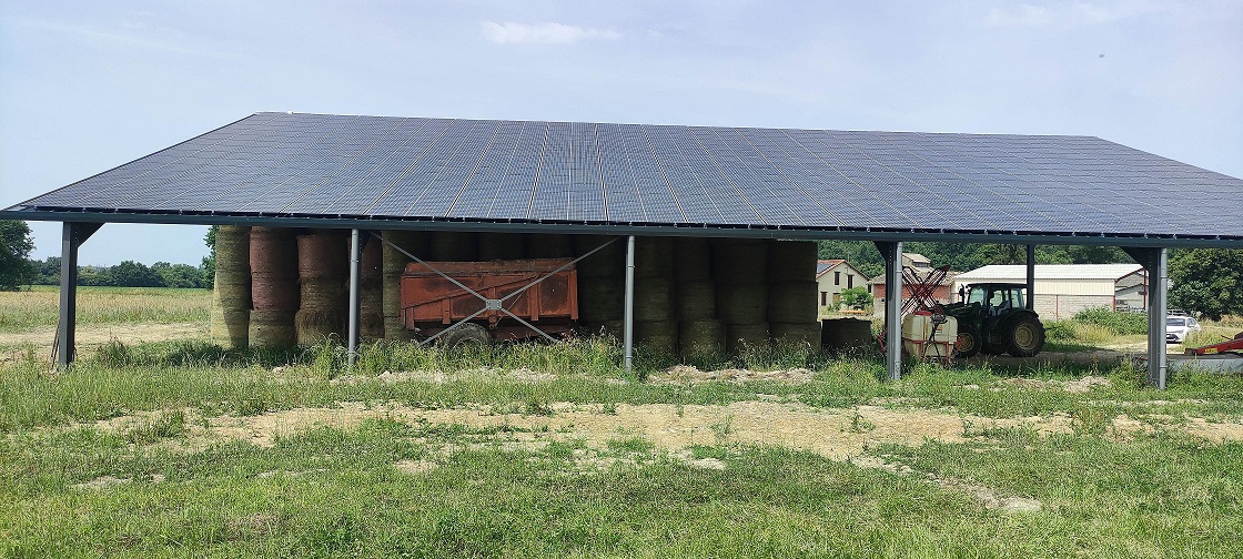 hangar agricole avec centrale solaire en toiture vu de face