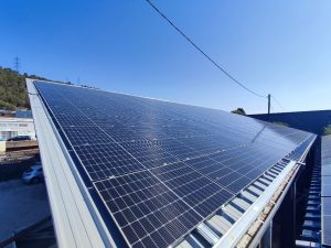 détail toiture avec centrale solaire d'un hangar agricole monopente
