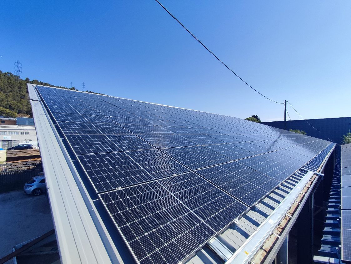 détail toiture avec centrale solaire d'un hangar agricole monopente