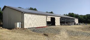 hangar agricole avec centrale solaire en toiture vu de trois quarts face