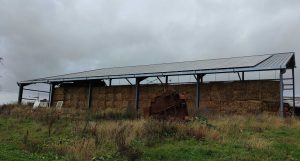 hangar agricole de stockage de fourrage vu de face