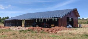 hangar agricole avec centrale solaire en toiture vu de trois quarts face