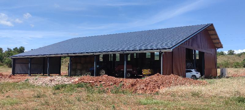 hangar agricole avec centrale solaire en toiture vu de trois quarts face