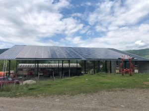 hangar agricole à usage de stockage vu de dos