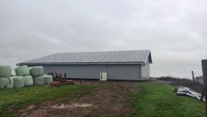 hangar agricole de stockage vu de dos