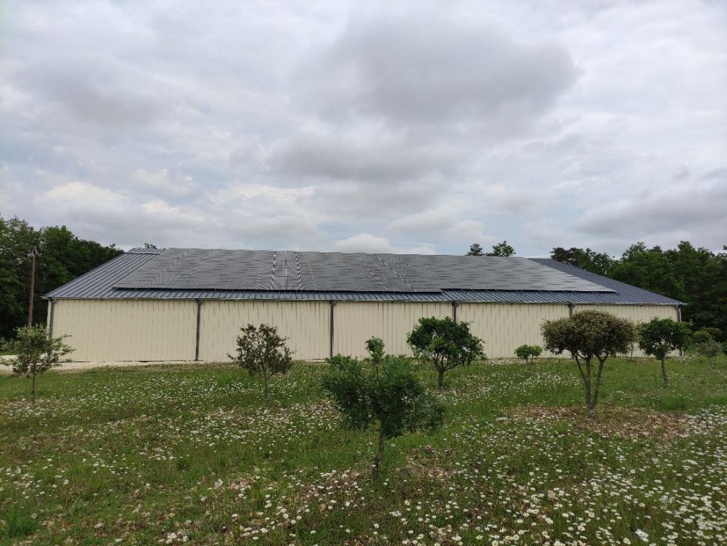 hangar agricole vu de dos