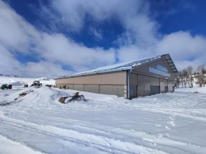 hangar agricole avec centrale solaire sous la neige