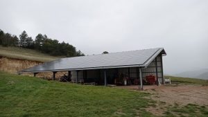 hangar agricole avec centrale solaire vu de trois quarts face