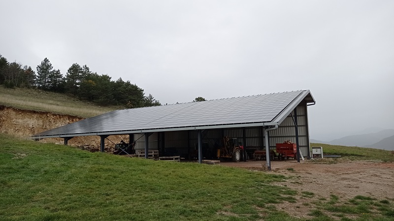 hangar agricole avec centrale solaire vu de trois quarts face