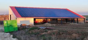 hangar agricole avec centrale solaire vu de trois quarts face
