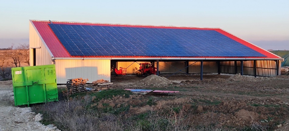hangar agricole avec centrale solaire vu de trois quarts face