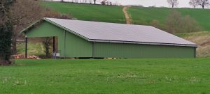 hangar agricole bipente vu de trois quarts