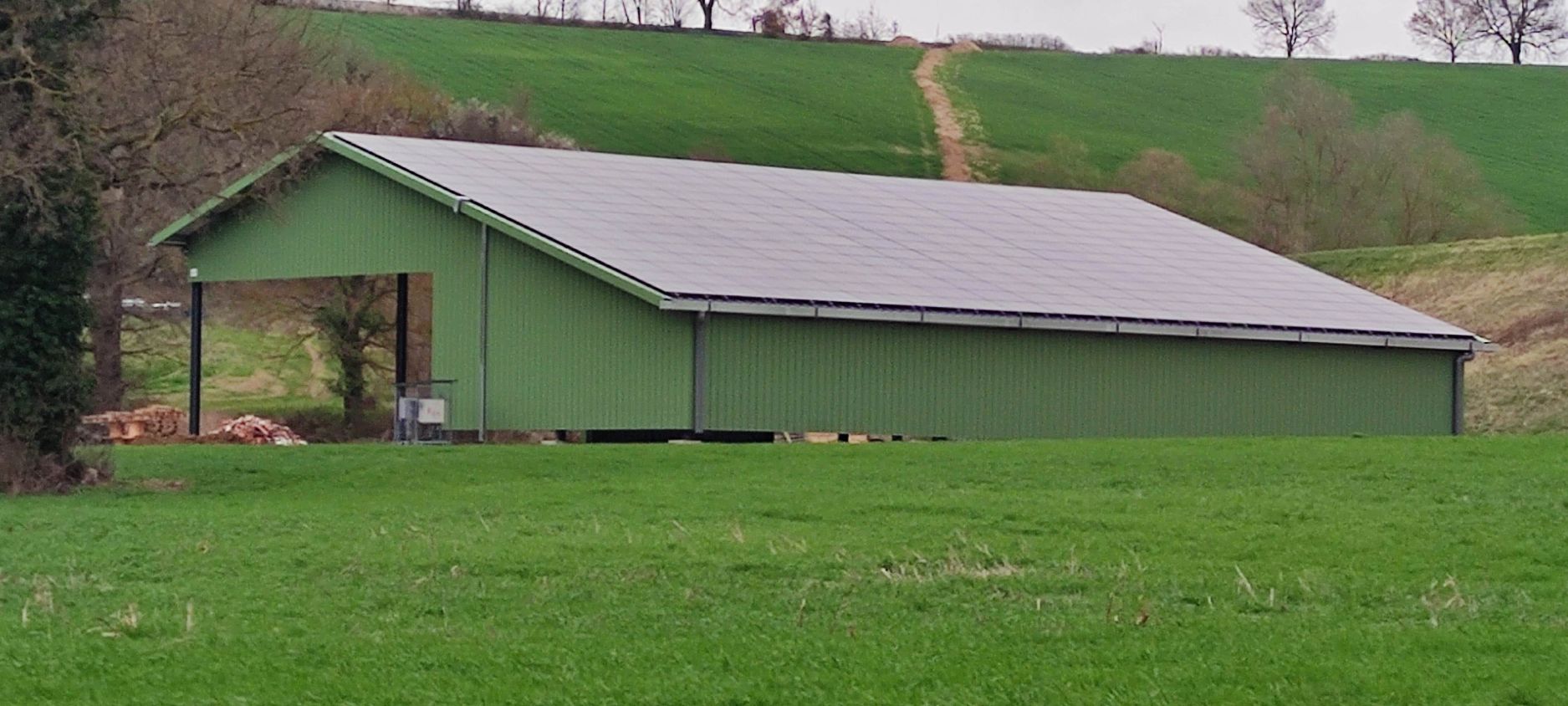 hangar agricole bipente vu de trois quarts