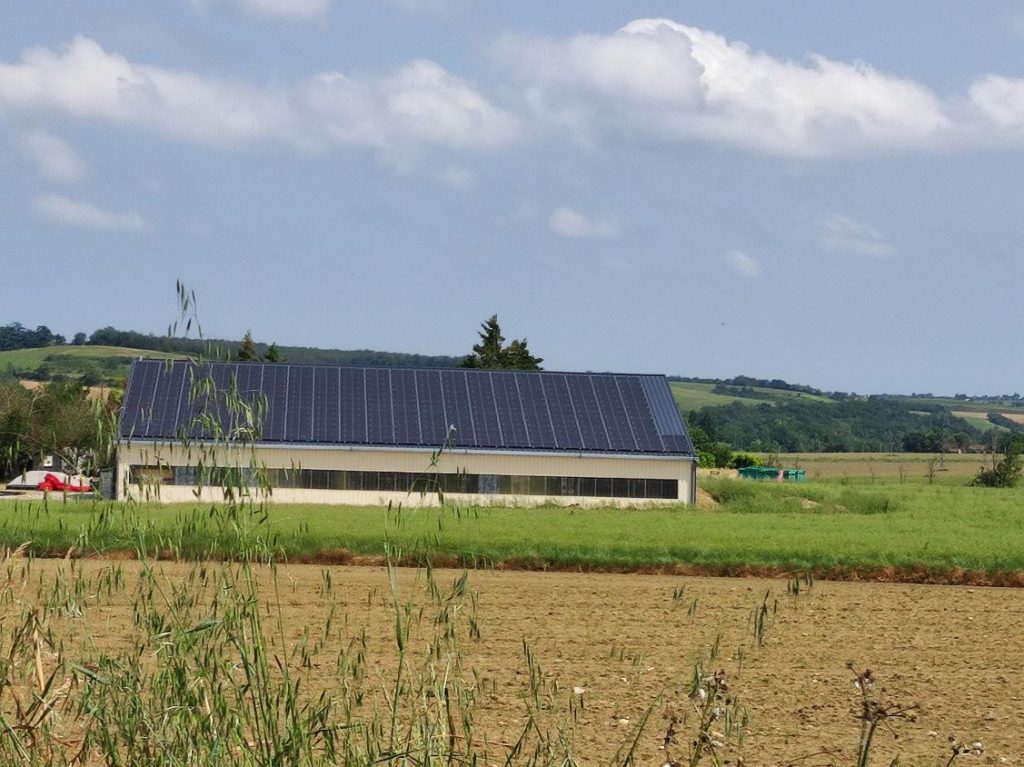 hangar agricole vu de dos