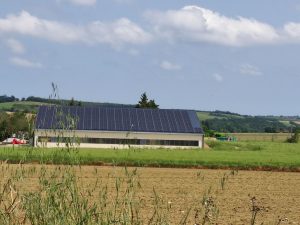 hangar agricole vu de dos