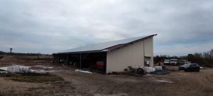 hangar agricole vu de trois quarts face