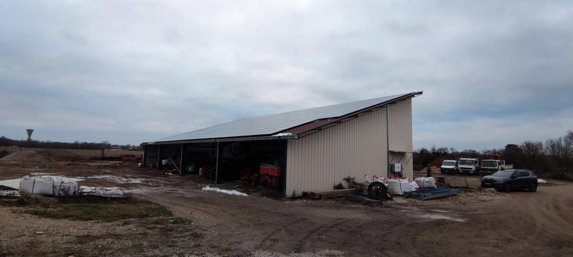 hangar agricole vu de trois quarts face