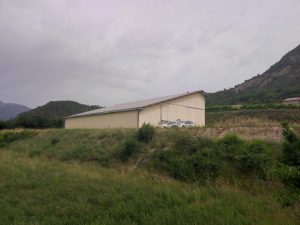 hangar agricole vu de trois quarts dos