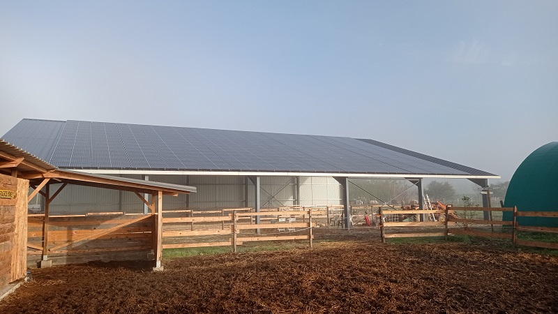 manège équestre avec centrale solaire en toiture