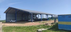 hangar agricole vu de trois quarts face