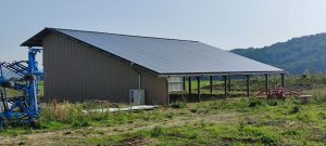 hangar agricole avec centrale solaire en toiture vu de trois quarts dos